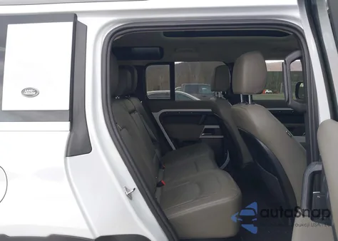 2023 Land Rover Defender 110 S z USA, uszkodzony, nr VIN SALEJ7EX6P2107465